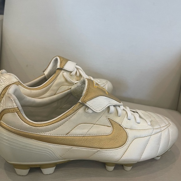 This is the original Nike Air Legend Tiempo Ronaldinho boot US10 - Picture 9 of 10